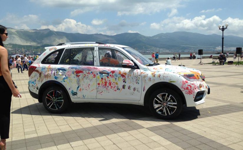 На новороссийской набережной рисовали руками на легковых автомобилях.
