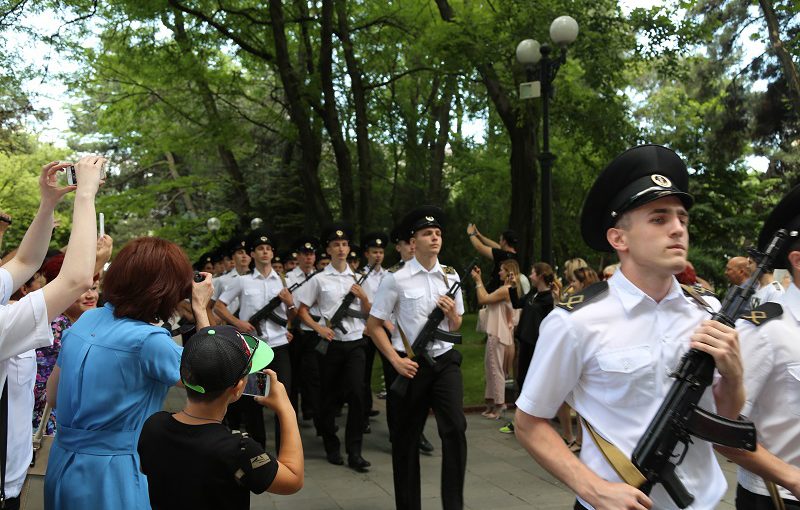 Курсанты Морского университета принимали присягу в Новороссийске на Площади Героев и под Анапой