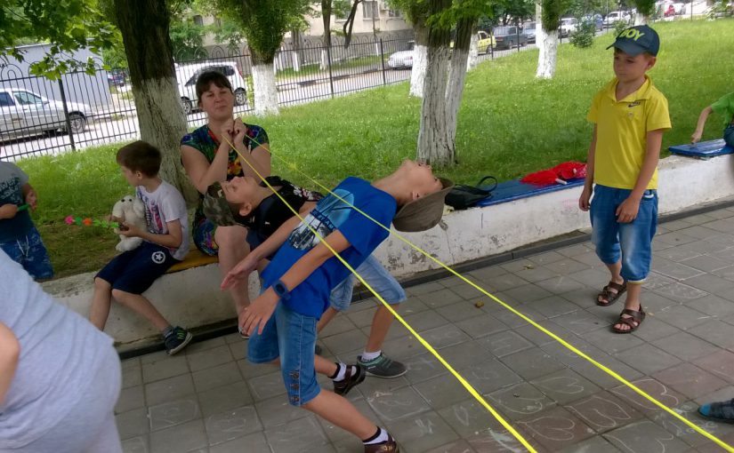 Новороссийские дети могут проходить под резинкой «тараканчиком»