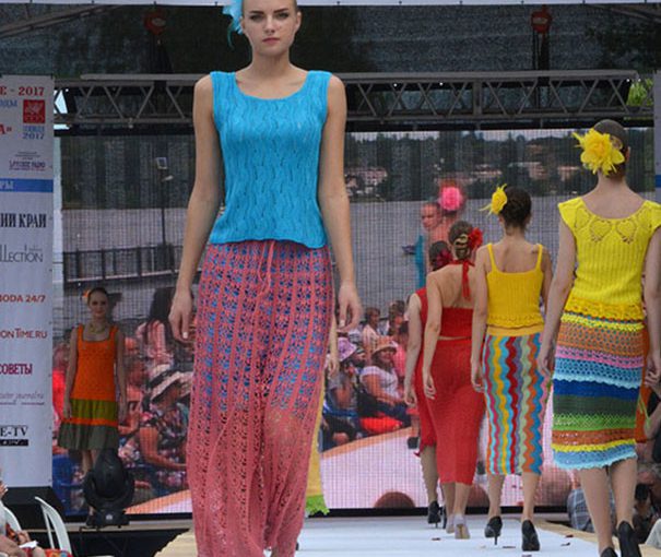 Новороссийский модельер Наталья Белякова на фестивале моды была заметна  в вязаной юбке
