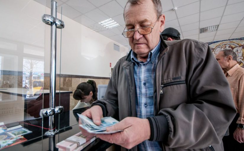 Владимир Синяговский предложил не забирать у людей пенсию за долги