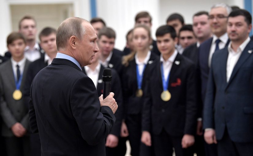 Новороссийские гимназисты попросили у Путина побольше конкурсов для юных робототехников. Президент пообещал
