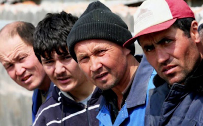 Житель Новороссийска «поселил» у себя 8 мигрантов из Таджикистана