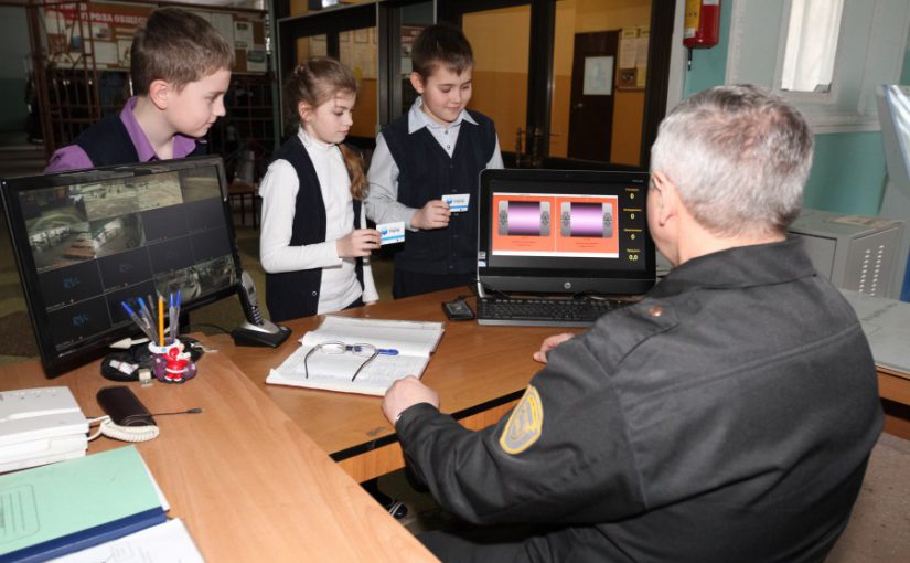 В школах Новороссийска для охраны организовали КПП