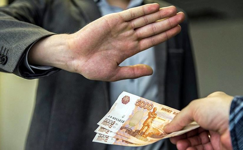 В Новороссийске сотрудник полиции отказался за 100 тыс. рублей закрыть глаза на контрафактный алкголь