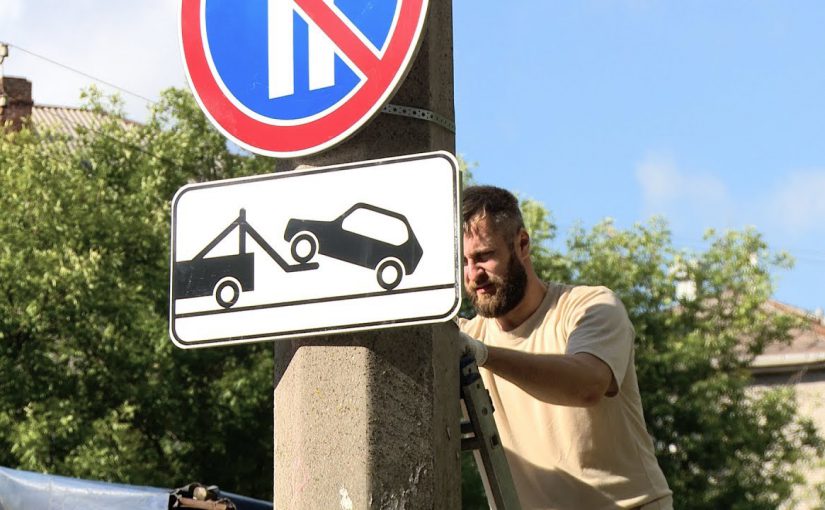 В центре Новороссийска запретят парковку  на улице Энгельса у оживленного перекрестка