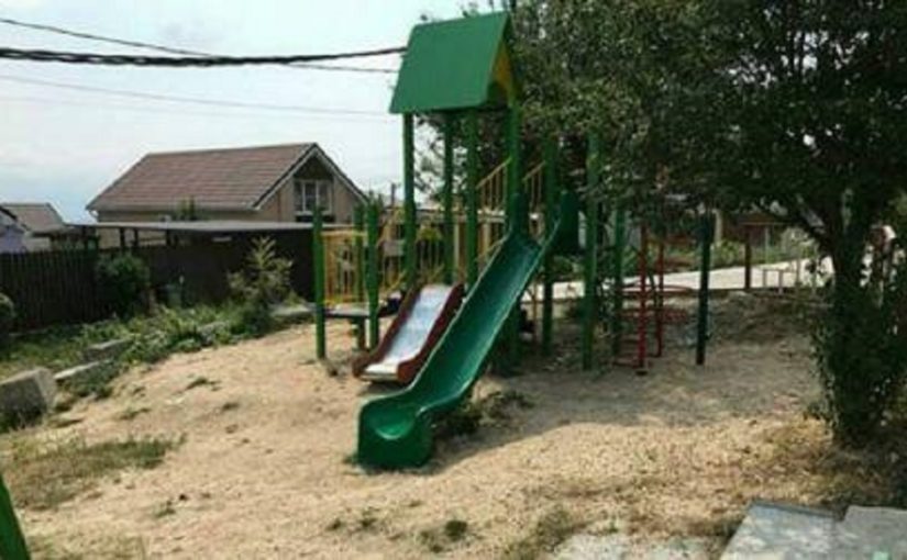 По мнению новороссийских чиновников, бугры на детской площадке соответствют ГОСТу
