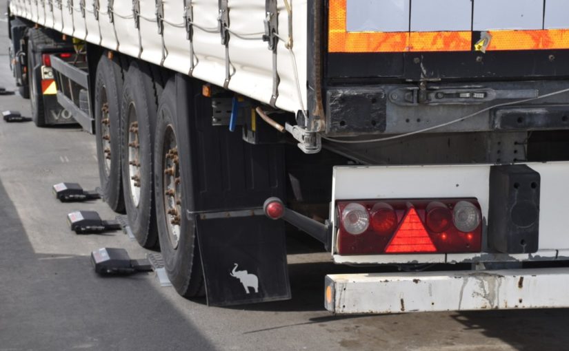 Депутаты Новороссийска предложили увеличить штрафы для водителей грузовых фур, которые стоят в неположенных местах