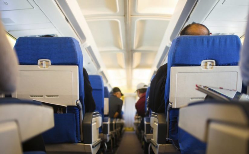 В аэропорту Геленджика сняли с рейса мужчину, который разлегся на трех креслах в самолете и ругался матом