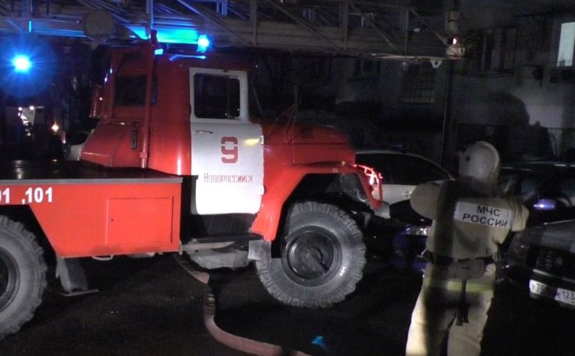 При пожаре в пятиэтажке Новороссийска хозяева квартир и гости надышались угарным газом