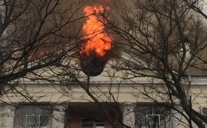 В Новороссийске и вечером продолжали тушить жилой дом по улице Рубина