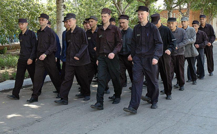 В изоляторе временного содержания Новороссийска арестованные читают, гуляют, хорошо питаются