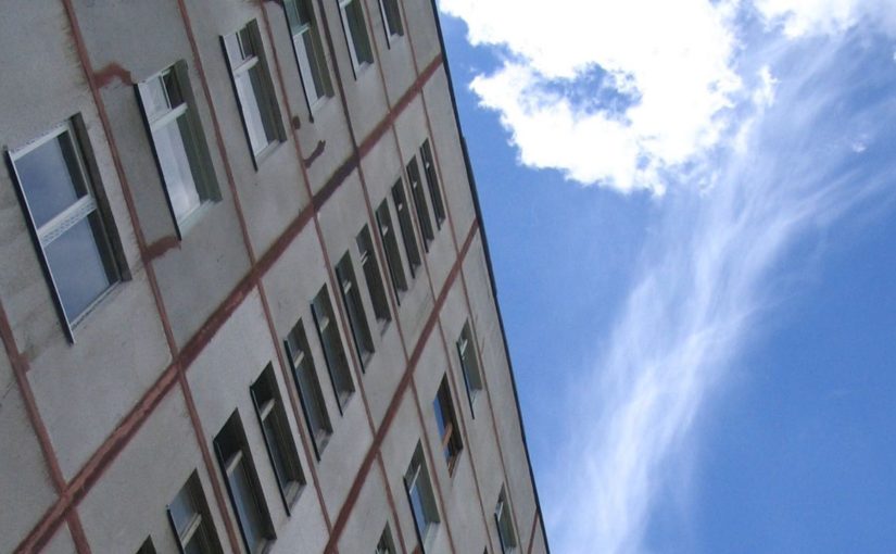 Жительница Новороссийка решила сделать пристройку к многоэтажке, а соседи против
