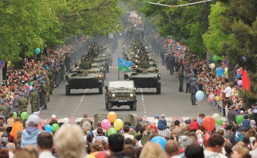 В Новороссийске в воинских частях репетируют парад Победы, который Кремль хочет перенести