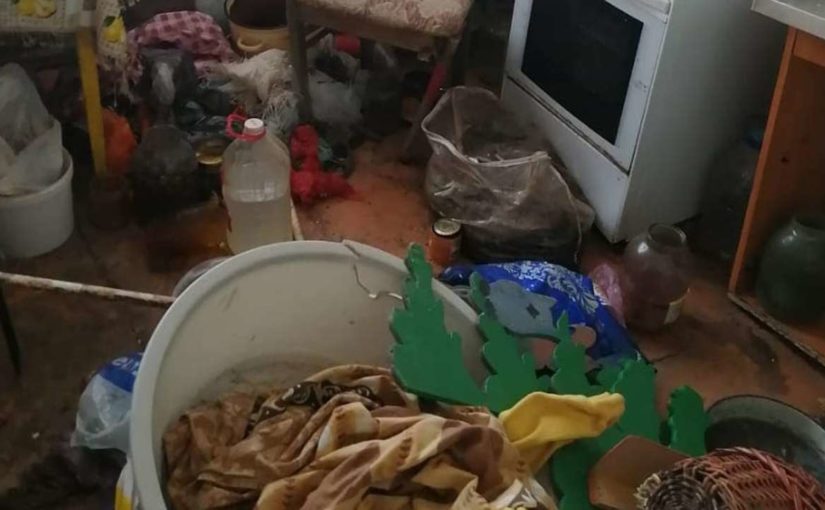 В новороссийской квартире было так много мусора, что пахло трупом