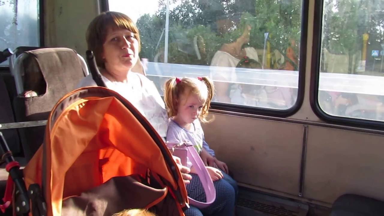 Едем маму с другом. Женщина с ребенком в автобусе. Мать с ребенком в автобусе. Маршрутка дети. Автобус для детей.