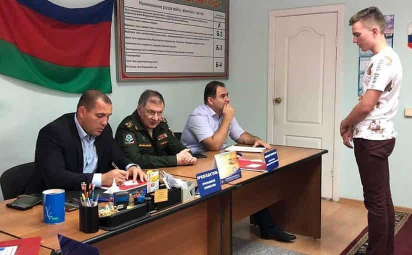 В Новороссийске парни просятся в армию