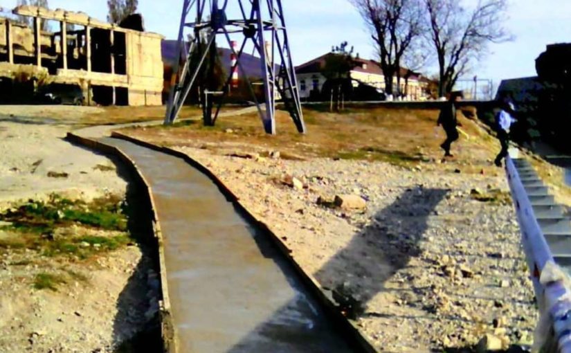 К  памятнику «Дворец культуры цементников» в Новороссийске проложили бетонный тротуар