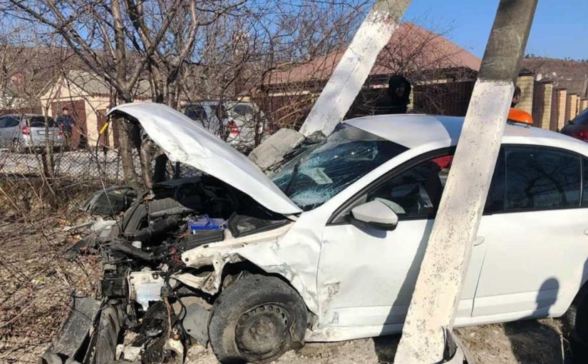 В пригороде Новороссийска автомобиль врезался в столб и оставил жителей без света
