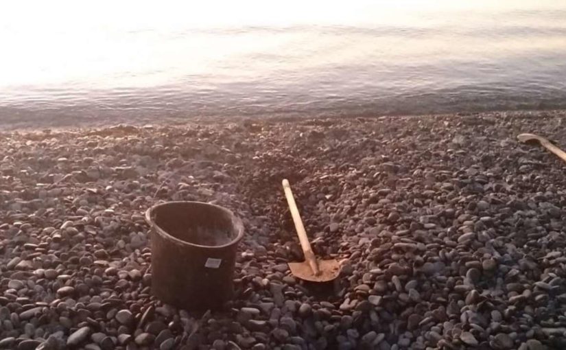 На берегу Суджукской лагуны начался сезон народной лопаты