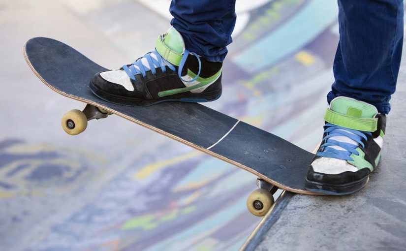 Подростки на скейтах уродуют памятники Новороссийска, потому что им негде кататься?