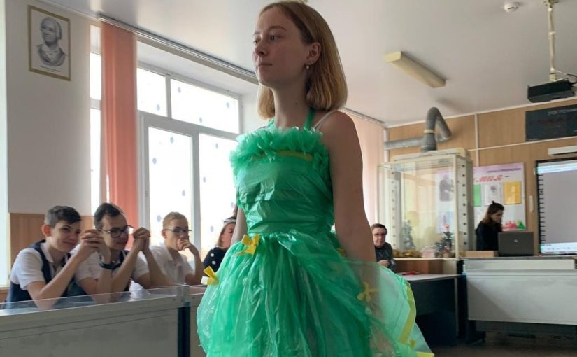 Школьницам Новороссийска понравилось одеваться в мусорные мешки (видео)