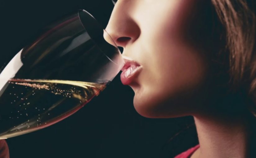 Пить с накрашенными губами шампанское «Абрау-Дюрсо» не рекомендуется