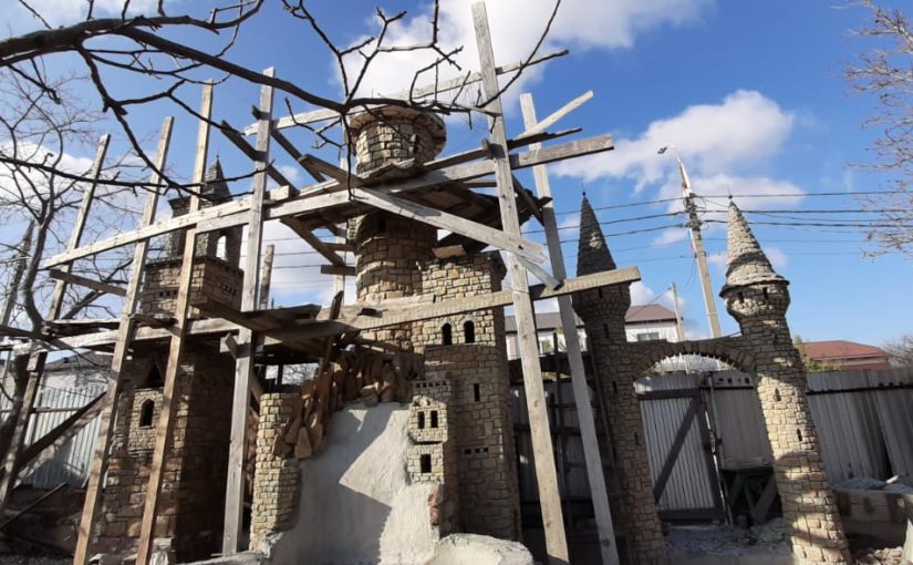Новороссиец строит замок для души (видео)