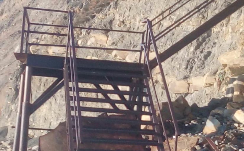 К лестнице в Широкой балке надо идти по мусорной тропе (видео)
