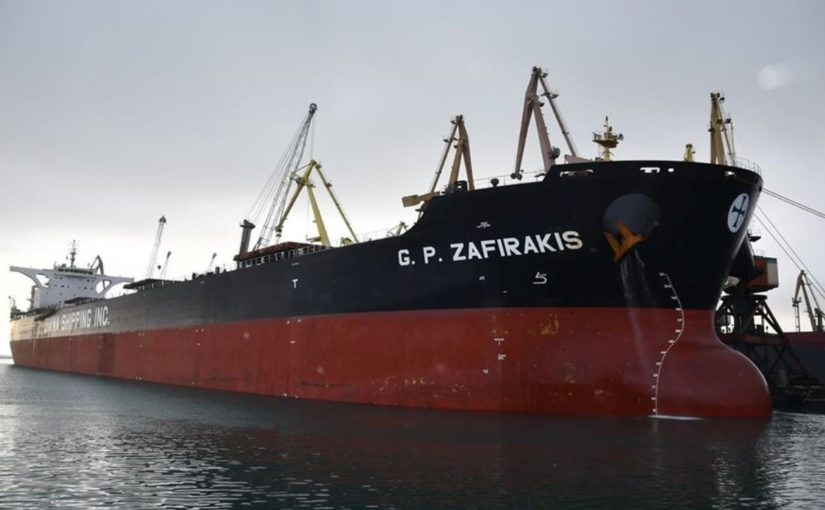 В порту Новороссийска загрузили рекордный по размерам сухогруз