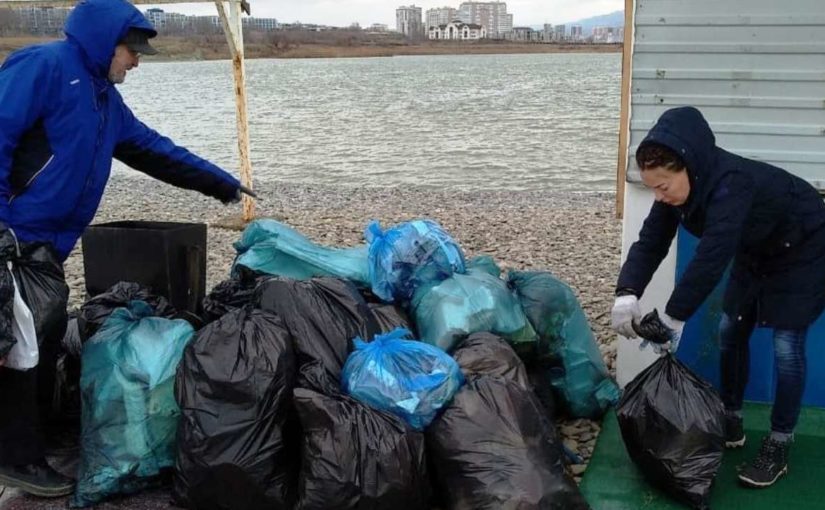 В новом году побережье Новороссийска убирали люди и собаки