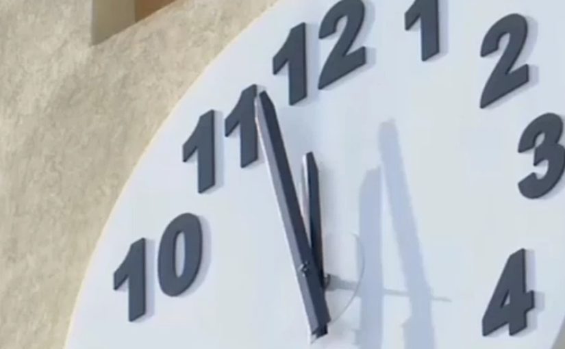На башне Дворца творчества в Новороссийске появились новые часы