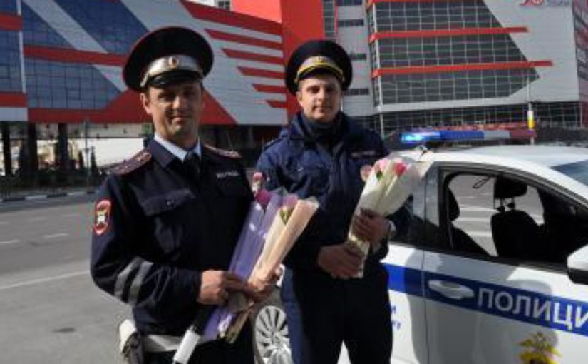 В Новороссийске сотрудники ГИБДД останавливали автоледи, чтобы вручить цветы