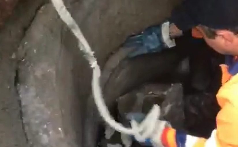В Новороссийске разливы канализации вызвал «клубок неожиданностей» и бетонные бордюры (видео)