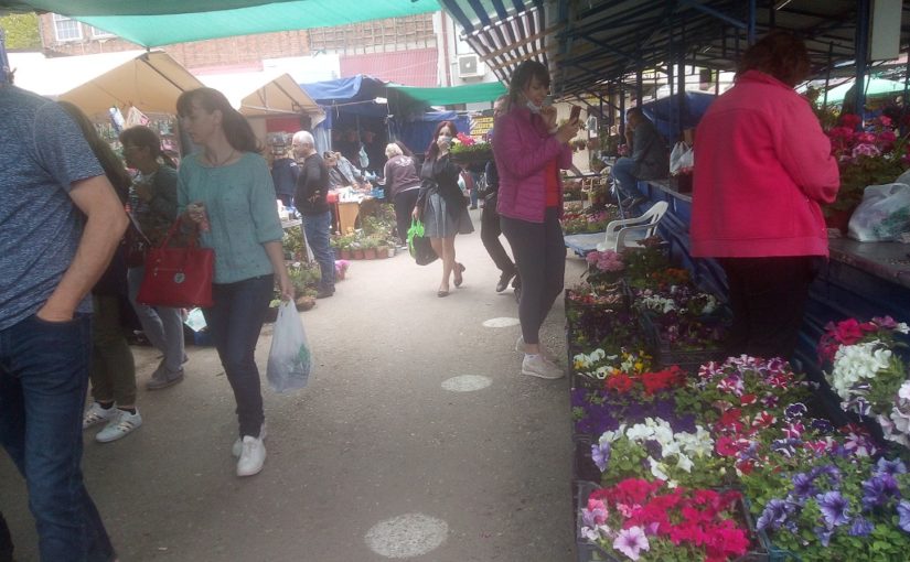На рынке Новороссийска снова покупатели дышат друг другу в спину