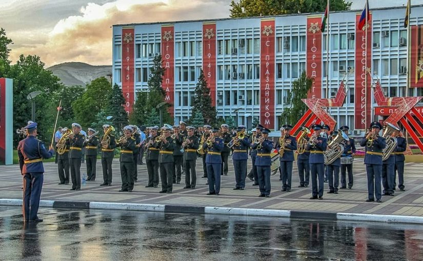 Зрители Парада Победы в Новороссийске пройдут через металлодетекторы