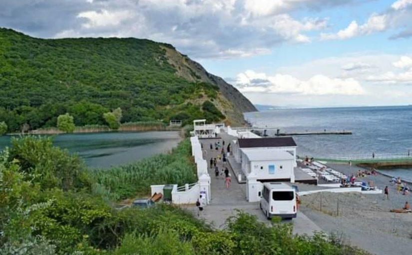 Центр винного туризма Абрау-дюрсо подозревают в самовольном захвате пляжа возле озера Лиманчик