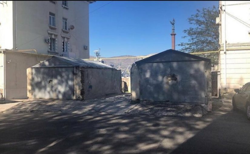 В Новороссийске на набережной обнаружили три незаконных гаража – один уже снесли