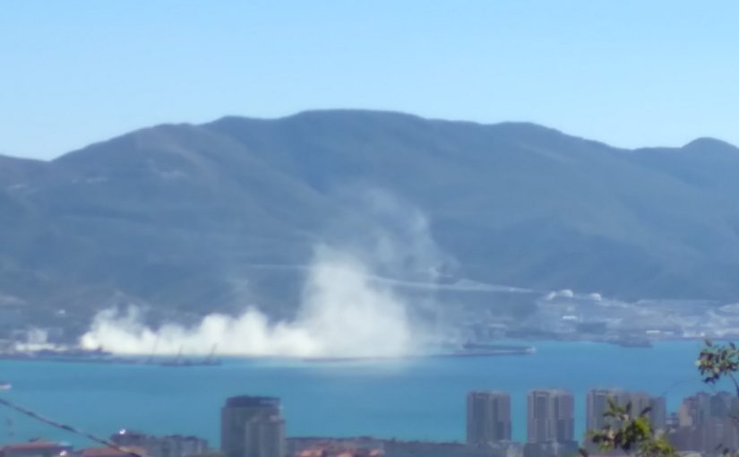 Военные корабли в Новороссийске выпустили облако над бухтой (видео)