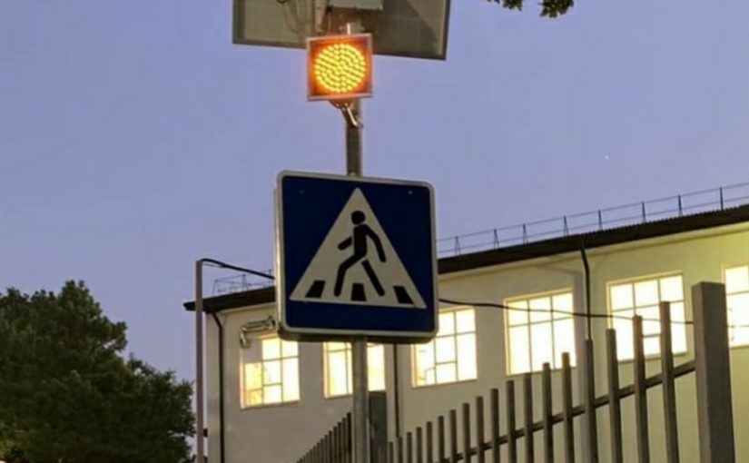 Возле школ Новороссийска светофоры замигают желтым