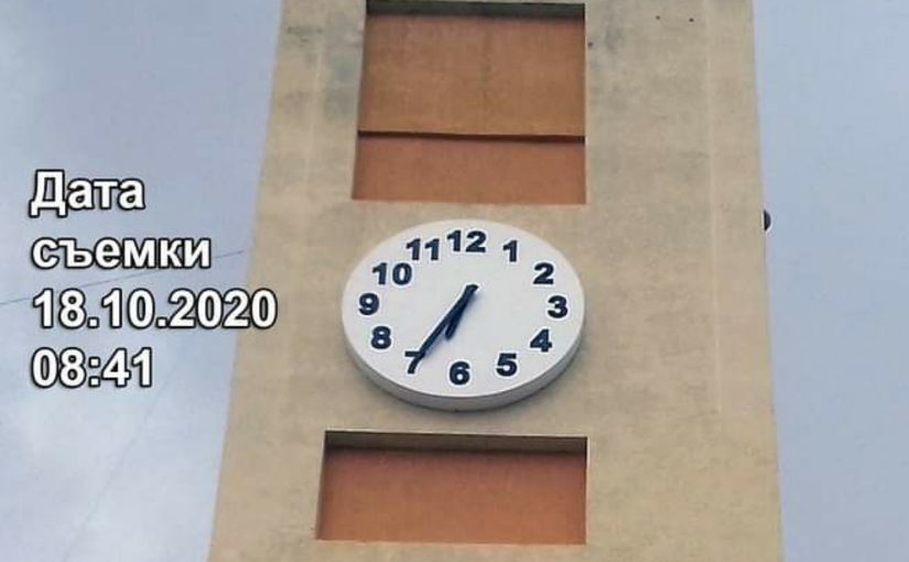 Новые часы на башне Дворца творчества в Новороссийске стали отставать