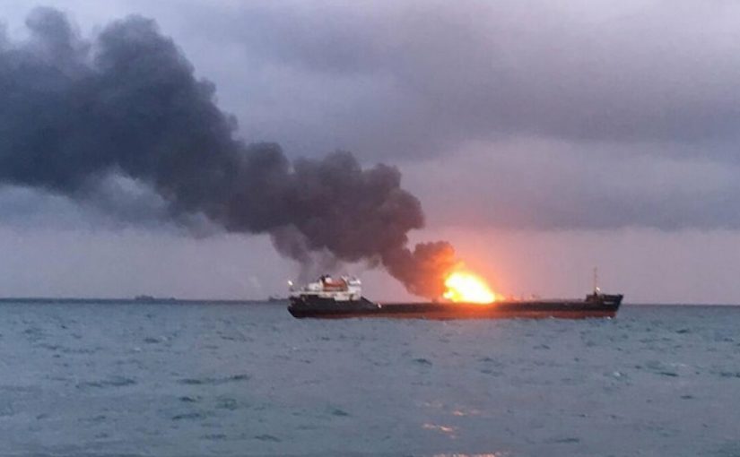 Спасательные суда вышли на место взрыва танкера в Азовском море