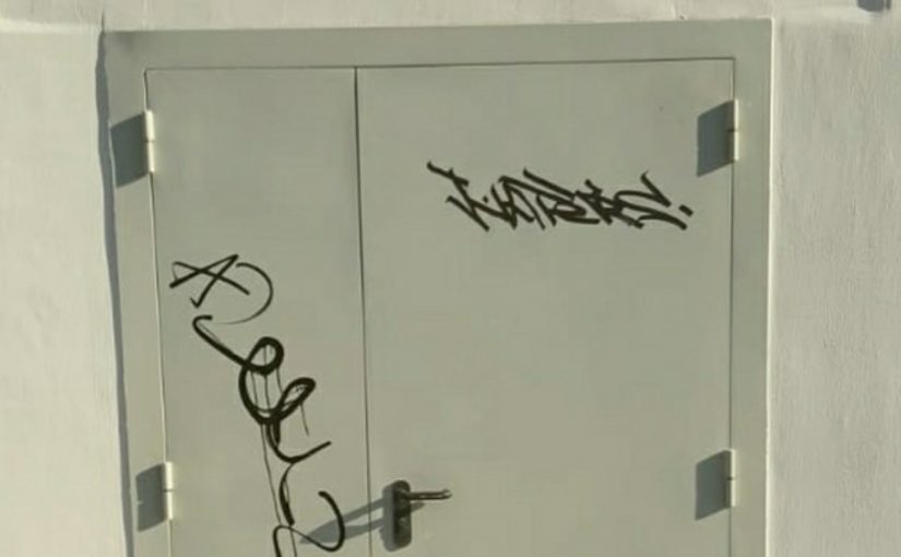 В Новороссийские хулиганы оставляют  «шедевры» граффити 