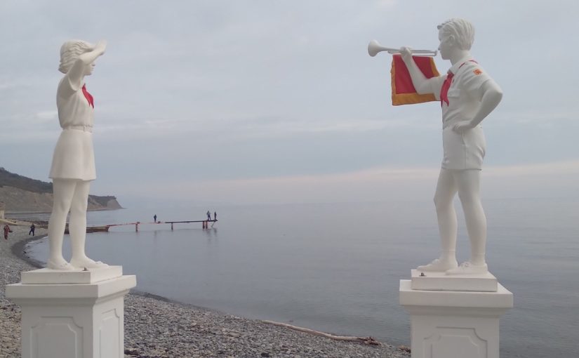 На пляже Новороссийска пионеры салютуют и трубят