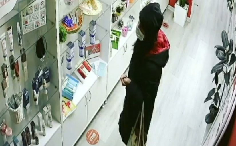 В Новороссийске работают в паре две воровки в масках (видео)
