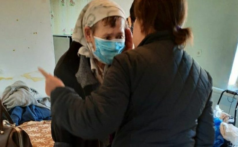 В Новороссийске брошенной бабушке пришла на помощь целая команда