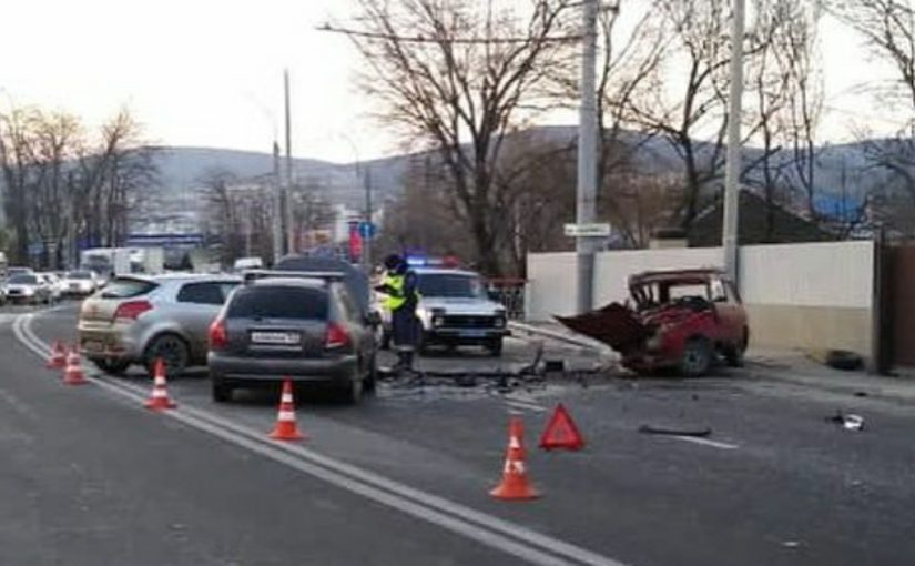 В Новороссийске столкнулись три легковых автомобиля