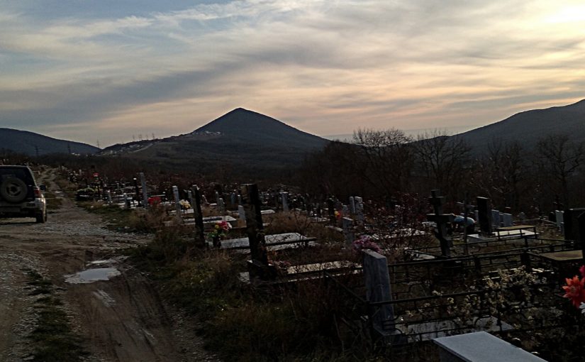 Почему в Новороссийске ждут туристов, но не советуют горожанам идти на кладбище