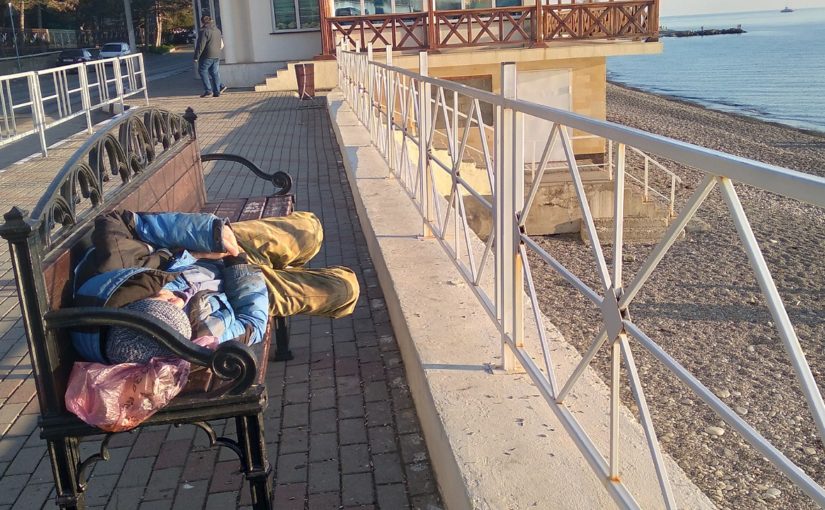 В Новороссийске спящему пьяному гостю оказали «помощь» и… забрали деньги
