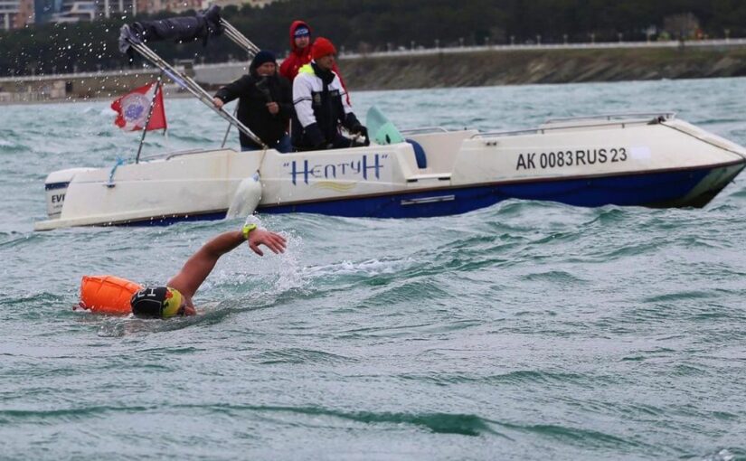 В бухте Геленджика установлен рекорд по зимнему плаванию без гидрокостюма